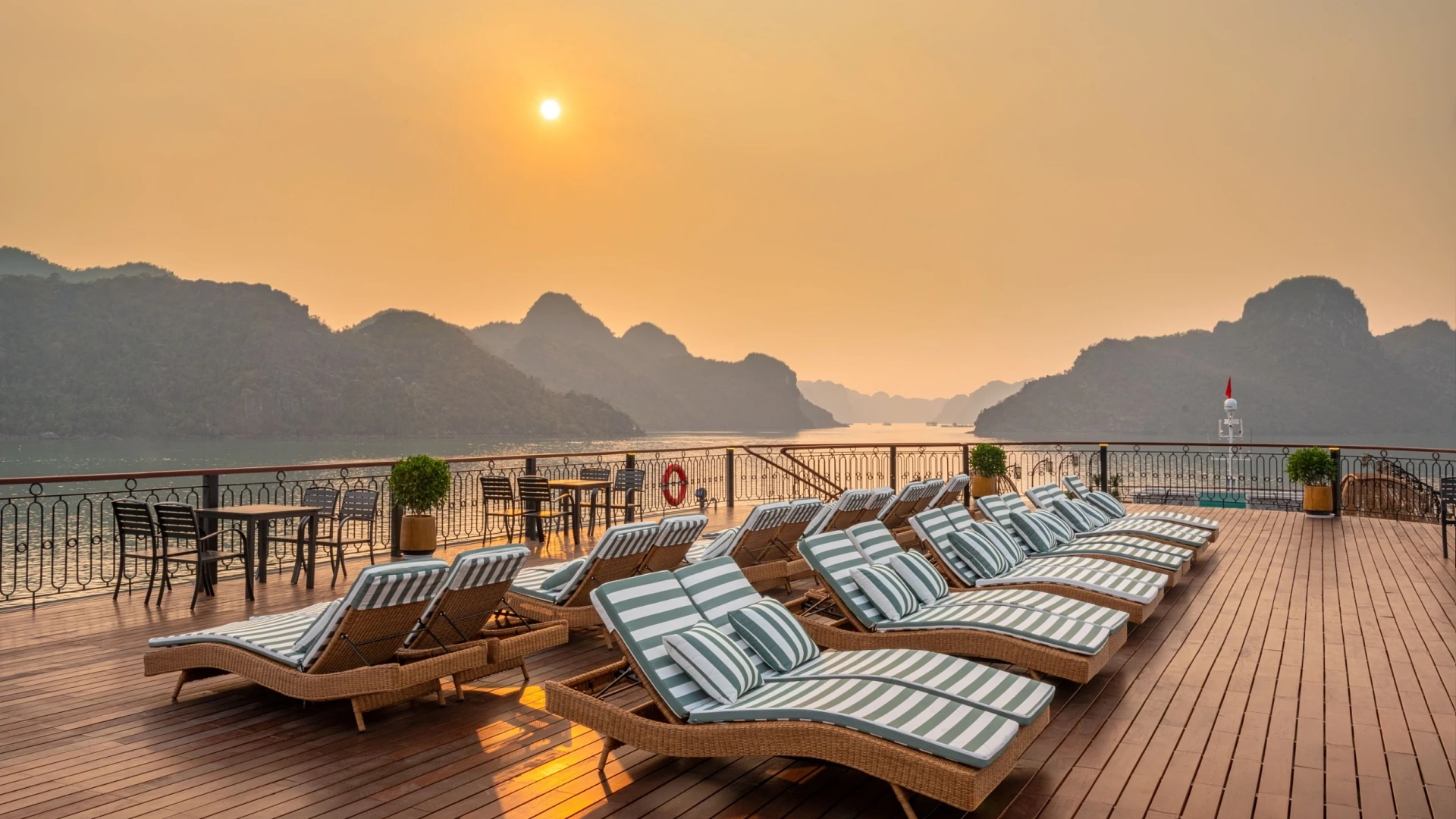2D1N & 3D2N | Luxury relaxing in Indochine Grand Cruise in Lan Ha Bay